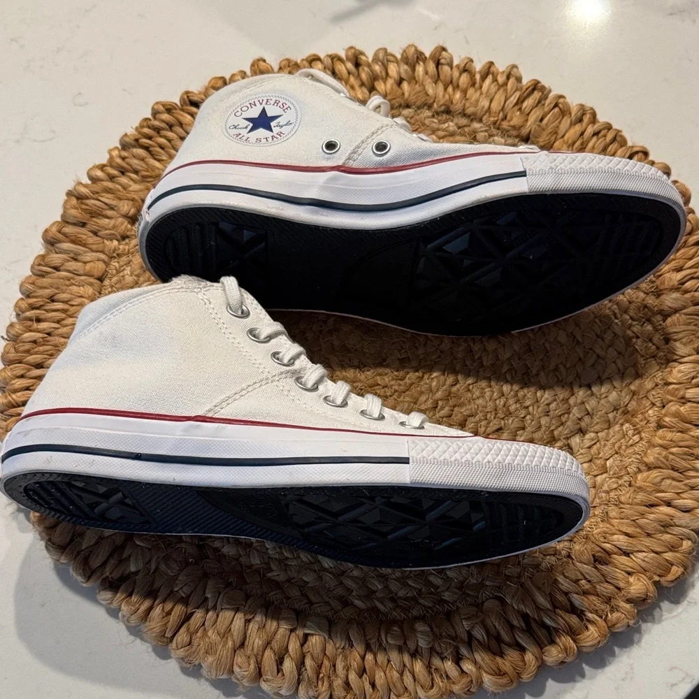 Converse Women’s White and Red Sneakers like new - Picture 3 of 6